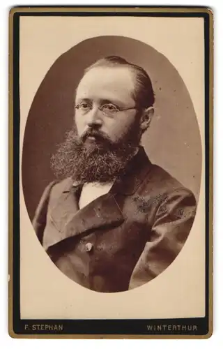 Fotografie F. Stephan, Winterthur, Bürgerlicher Herr mit Brille und Vollbart