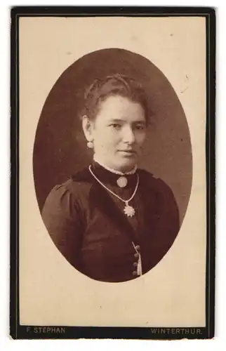 Fotografie F. Stephan, Winterthur, Gutbürgerliche Dame im schlichten Kleid mit Schmuck