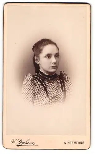 Fotografie C. Stephan, Winterthur, Junges Fräulein im karierten Kleid mit Puffärmeln