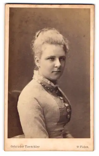 Fotografie Gebr. Taeschler, Hamburg, Junge Dame mit hochgestecktem Haar