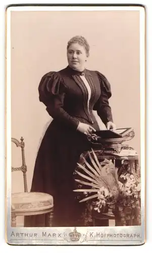 Fotografie Arthur Marx, Frankfurt a. M., Kaiserstr. 1, Beleibte Dame im Kleid