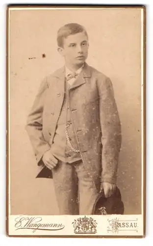 Fotografie Emil Wangemann, Passau, Heilige Geiststr. 379, Junger Mann im Anzug mit Fliege