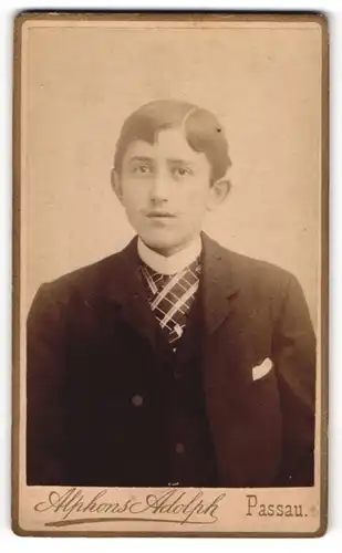 Fotografie Alphons Adolph, Passau, Kl. Exerzier-Platz, Junger Mann im Anzug mit Krawatte