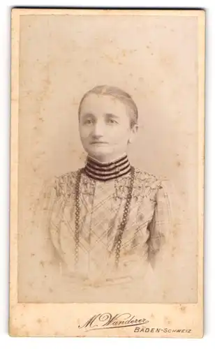 Fotografie M. Wanderer, Baden-Schweiz, Zürcherstr. 112, Junge Dame im karierten Kleid