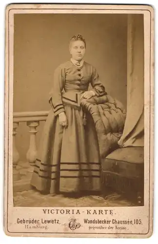 Fotografie Gebrüder Lewetz, Hamburg, Wandsbecker Chaussée 105, Junge Dame im modischen Kleid