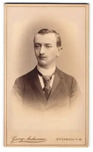 Fotografie Georg Aulmann, Offenbach a. M., Hospitalstr. 16, Junger Herr im Anzug mit Krawatte