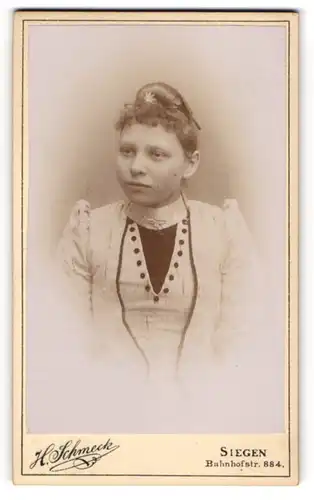 Fotografie H. Schmeck, Siegen, Bahnhofstr. 884, Junge Dame im modischen Kleid