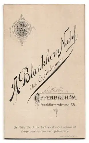 Fotografie E. Aulmann, Offenbach a. M., Frankfurterstr. 35, Süsses Kleinkind im Hemd mit nackigen Füssen