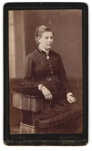 Fotografie J. Linck, Winterthur, Junge Dame in modischer Kleidung