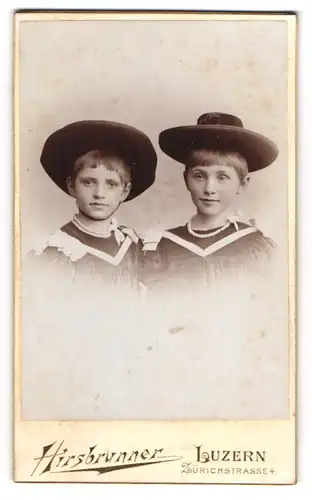 Fotografie Hirsbrunner, Luzern, Zürichstr. 4, Zwei Kinder in modischen Kleidern