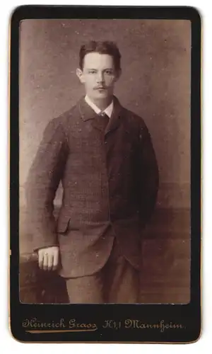 Fotografie Heinrich Grass, Mannheim, Junger Herr im karierten Anzug mit Krawatte