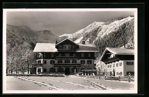 AK Geitau, Gasthaus zur roten Wand mit Aiplspitz unter Schneedecke