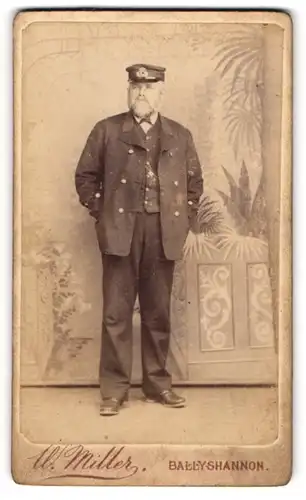 Fotografie W. Miller, Ballyshannon, irischer Matrose in Uniform mit Schirmmütze