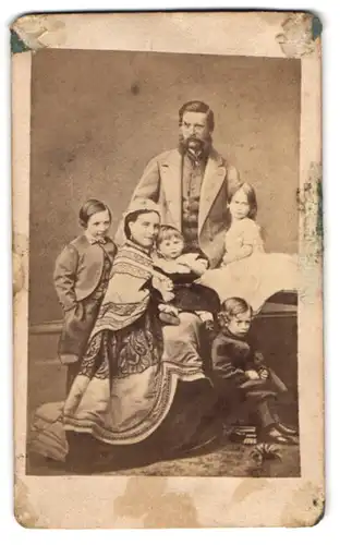 Fotografie unbekannter Fotograf und Ort, König Friedrich III. v. Preussen mit Luise von Mecklenburg-Strelitz und Kindern