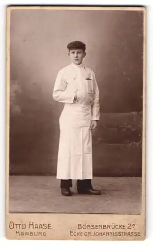 Fotografie Otto Haase, Hamburg, junger Koch / Fleischer Lehrling mit Schürze
