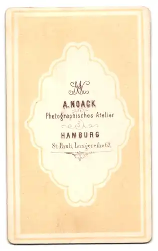 Fotografie A. Noack, Hamburg, Langereihe 63, junge Dame im weissen Kleid mit Brosche