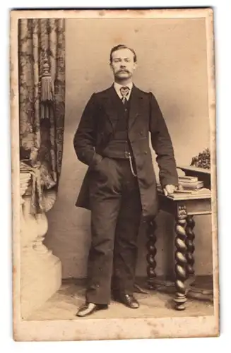 Fotografie unbekannter Fotograf und Ort, junger Herr im dunklen Anzug mit Moustache