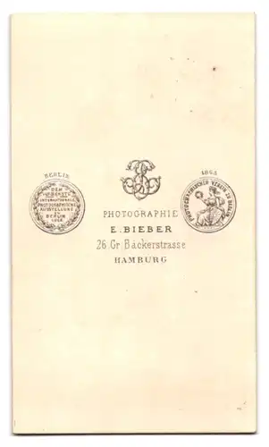 Fotografie E. Bieber, Hamburg, Gr. Bäckerstrasse 26, korpulenter Herr im Anzug mit Fliege