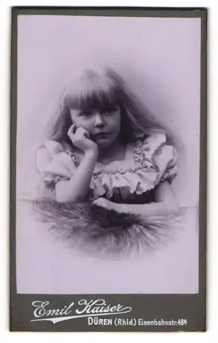 Fotografie Emil Kaiser, Düren / Rhld., kleines blondes Mädchen mit offenen Haaren
