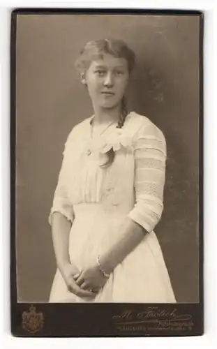 Fotografie M. Frölich, Flensburg, junges Mädchen im weissen Kleid mit geflochtenem Zopf