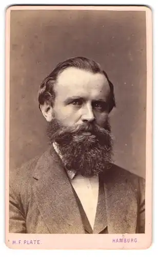 Fotografie H. F. Plate, Hamburg, Herr im Anzug mit Vollbart