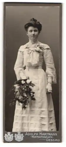 Fotografie Adolph Hartmann, Dessau, junge Dame Marie Hartmann im weissen Kleid mit Blumestrauss