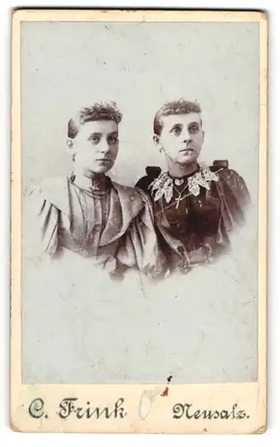 Fotografie C. Frink, Neusalz, zwei Damen im hellen und im dunklen Kleid mit Halskette