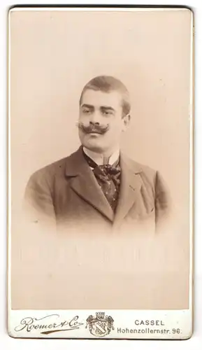 Fotografie Roemer & Co., Cassel, Herr Kr. Messing im Anzug mit Moustache, 1900