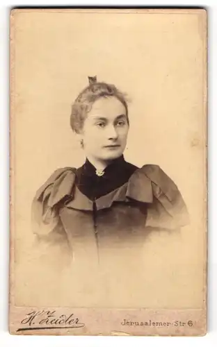 Fotografie H. Zeidler, Berlin, Portrait junge Frau Auguste Pirsch