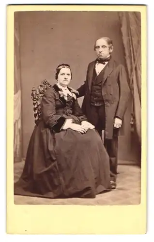 Fotografie R. Tibecke, Stade, älteres Paar im dunklen Kleid und Anzug