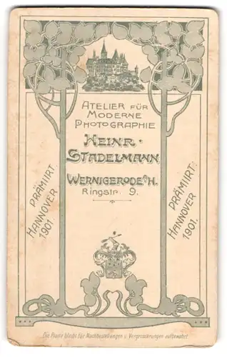 Fotografie Heinrich Stadelmann, Wernigerode, Schloss Wernigerode, königliches Wappen, Umrandund Baum im Jugendstil