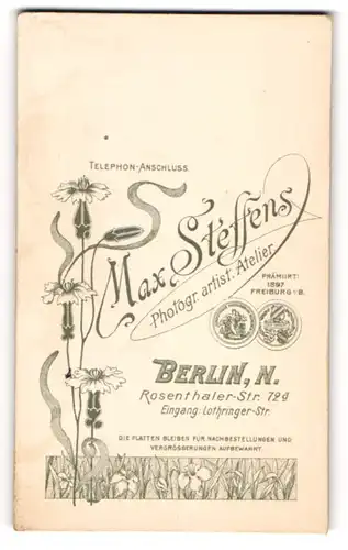 Fotografie Max Steffens, Berlin, Rosenthaler Str. 72a, blühende Nelken und Anschrift des Ateliers