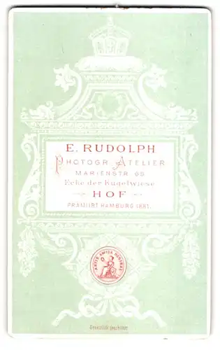 Fotografie E. Rudolph, Hof, Marienstr. 69, Anschrift des Ateliers in königlich verzierter Umrandung