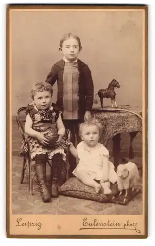 Fotografie Eulenstein, Leipzig, drei Kinder Moritz, Erna und Marie mit Spielzeugschaf und Pferd, Ball