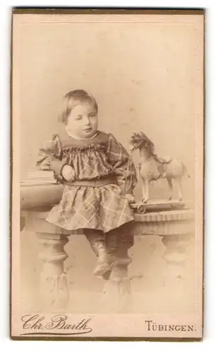 Fotografie Chr. Barth, Tübingen, kleines Mädchen mit ihrem Spielzeug Pferdchen auf Rollen