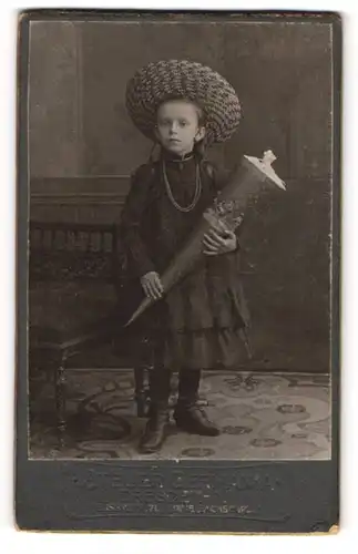 Fotografie Hermann Otto & Gnauck, Dresden, Elisenstr. 71, kleines Mädchen zum Schulanfang mit Zuckertüte