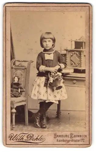Fotografie Wilh. Dihle, Hamburg-Barmbeck, junges Mädchen im Kleid mit ihrer Puppe auf dem Stuhl
