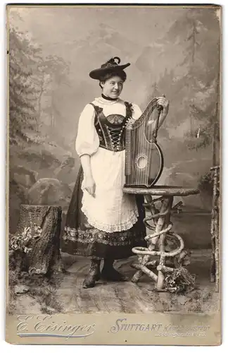 Fotografie E. Eisinger, Stuttgart, junge Frau in Tracht mit einer Zither