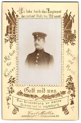Fotografie Carl Müller, Hoheluft, Soldat in Uniform Rgt 76, Passepartout mit Sinnspruch