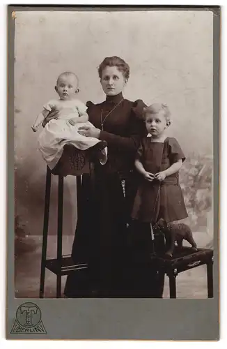 Fotografie Hermann Tietz, Berlin, Mutter mit ihren Kindern samt Räderbär / Teddy