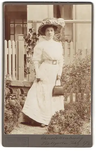 Fotografie Ricahrd Wittwer, Ansicht Berlin-Charlottenburg, Frau im Kleid mit Handtasche vor Haus Stuttgarter Platz 17