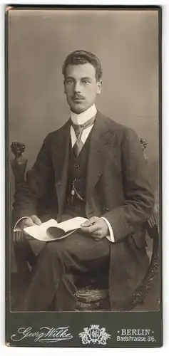 Fotografie Georg Wilke, Berlin, junger Mann Max Weyland im Anzug