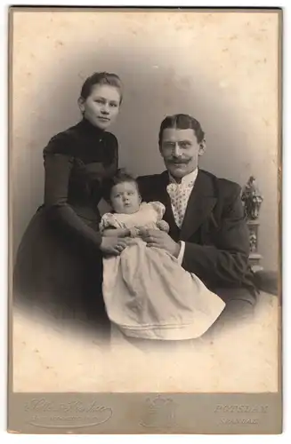 Fotografie Selle & Kuntze, Potsdam, junges Elternpaar Thomann mit ihrem Kind, 1900