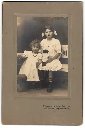 Fotografie Richard Kaiser, Bautzen, zwei Kinder mit ihrem Teddybär auf dem Schoss
