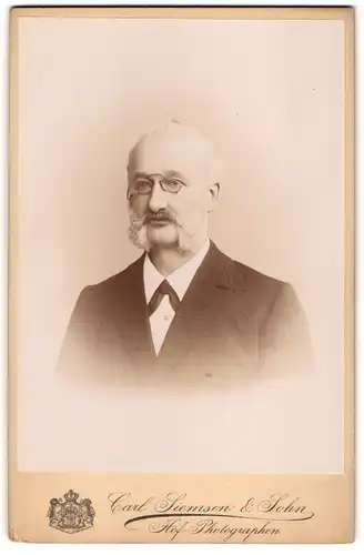 Fotografie Carl Siemsen & Sohn, Hamburg, Herr im Anzug mit Backenbart und Zwickerbrille