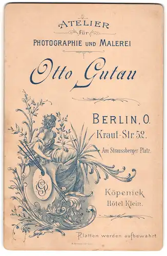 Fotografie Otto Gutau, Berlin, Kraut-Str. 52, Frau in Toga mit Wappenschild samt Monogramm