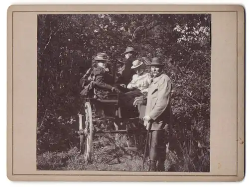 Fotografie unbekannter Fotograf und Ort, Familie in einer Kutsche beim Ausflug