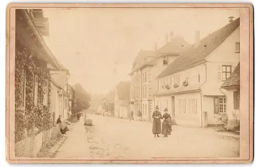 Fotografie W. Seiler, Königsfeld i. Schw., Ansicht Königsfeld i. Schw., Strassenpartie im Ort mit Wohnhäusern