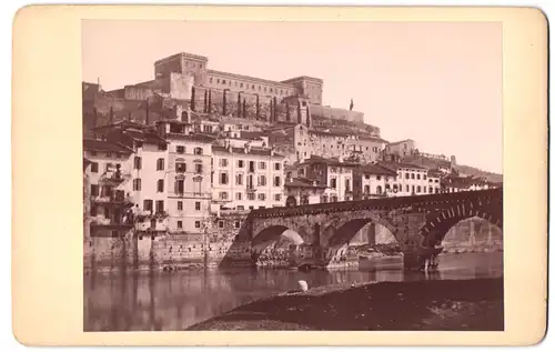 Fotografie unbekannter Fotograf, Ansicht Verona, Ponte Pietra mit Blick auf das Castel San Pietro