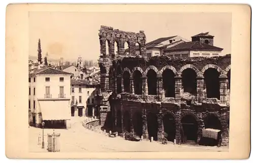 Fotografie unbekannter Fotograf, Ansicht Verona, Bra Platz mit der Ruine römisches Haus